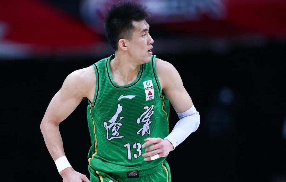 除了总冠军,郭艾伦本赛季还有着争夺个人荣誉的机会,2020~2021赛季