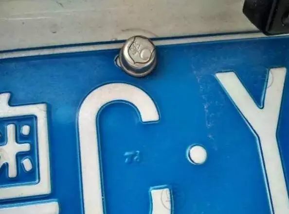 车牌位置只有2个孔却需要装4枚固封螺丝交警说出实情