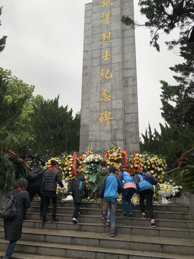 传承红色基因争做时代新人青山区魏家湾小学师生代表祭扫施洋烈士陵园
