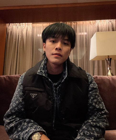 "疯狂小杨哥"身份曝光,每天睡觉打游戏年营收上亿