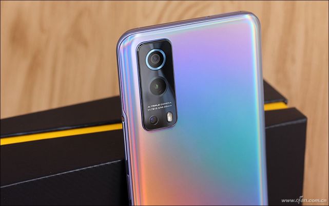 iqoo z3采用了后置三摄矩阵,从上到下分别为800万像素超广角,6400万