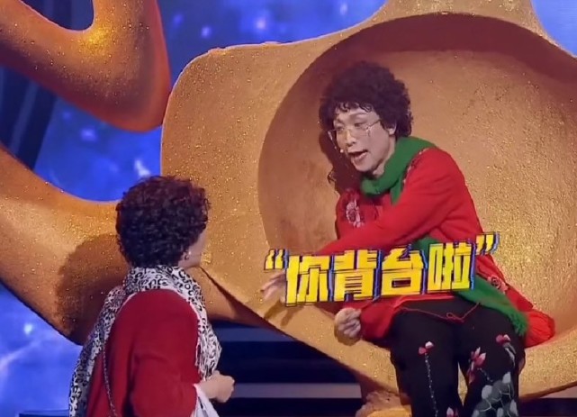 当青岛大姨遇上上海大妈百变形似的表演不再是低端代名词