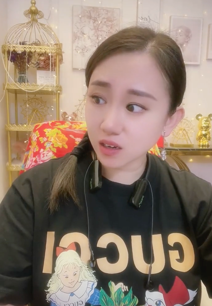 赵本山爱徒丫蛋近况曝光,戴超8000大牌耳环,家中装饰太豪全是金色