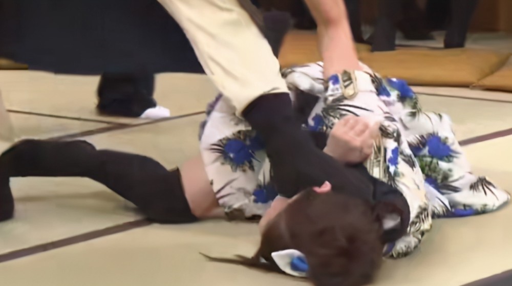 日本女性地位有多低被踹头辱骂暴打隐私部位她还要下跪道谢