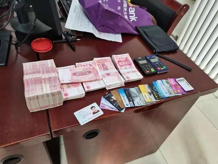 心真大济南男子手提14万元现金坐公交把钱忘在保洁桶里了