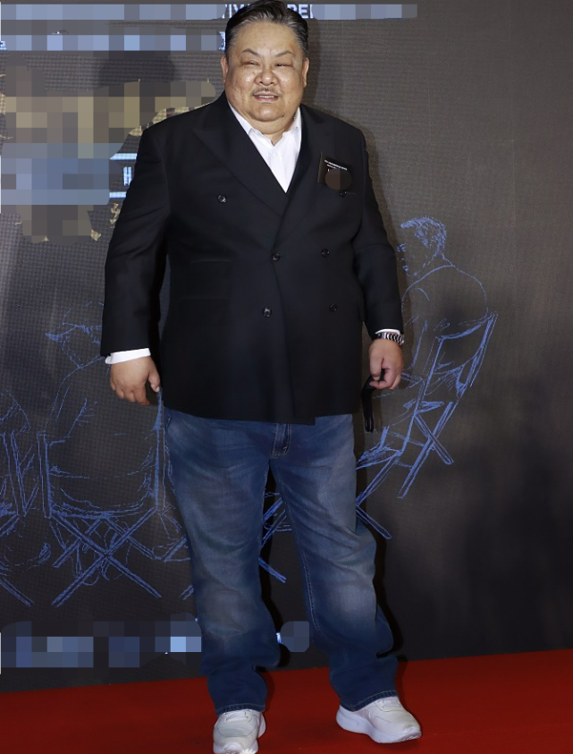 56岁林雪近照肚子胖成球西装扣子过于紧绷脖子上一圈大横肉