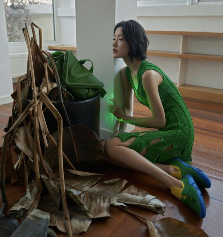 超模杜鹃深夜路边抽烟吞云吐雾动作熟练与男友人热聊好娇羞