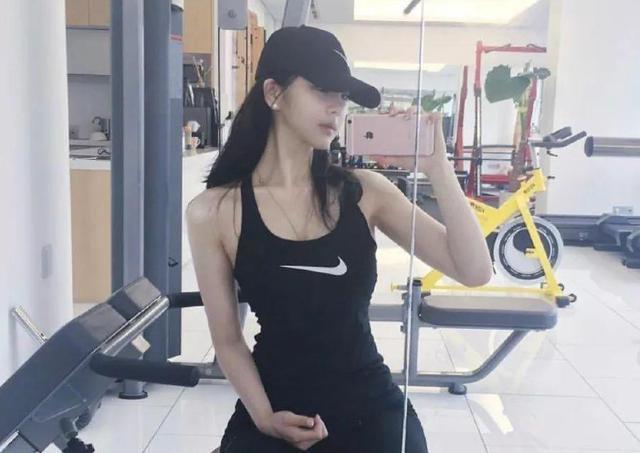 50岁辣妈晒娃颜值却意外抢镜想让皮肤紧致试试普拉提运动