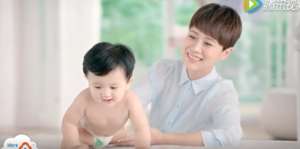 而海清代言的一朵纸尿裤广告中,她一个人照看穿好纸尿裤的宝宝,看着