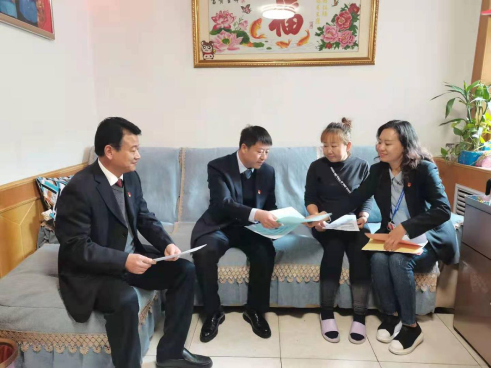 垣曲县政府副县长李明(左二),县人社局局长吉金良(左一)深入社区宣传"