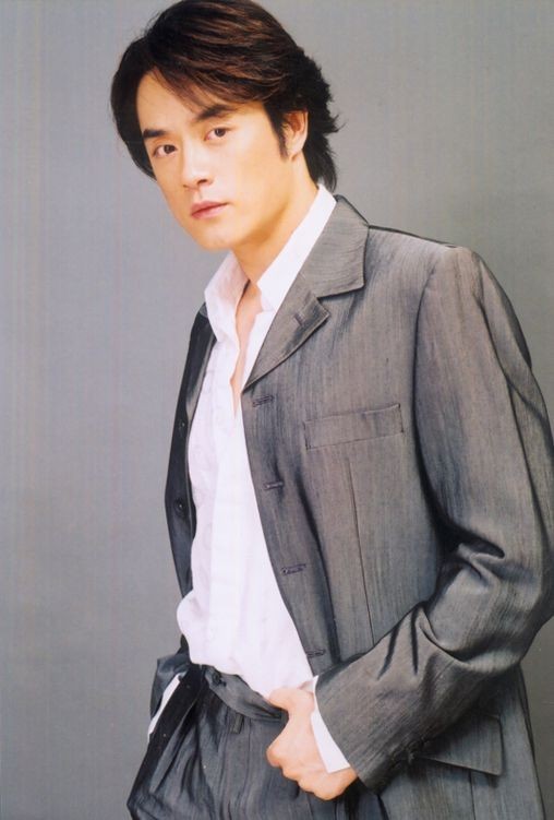 51岁歌手黄格选现身饭局为美女伴唱显落魄女方大长腿瞩目