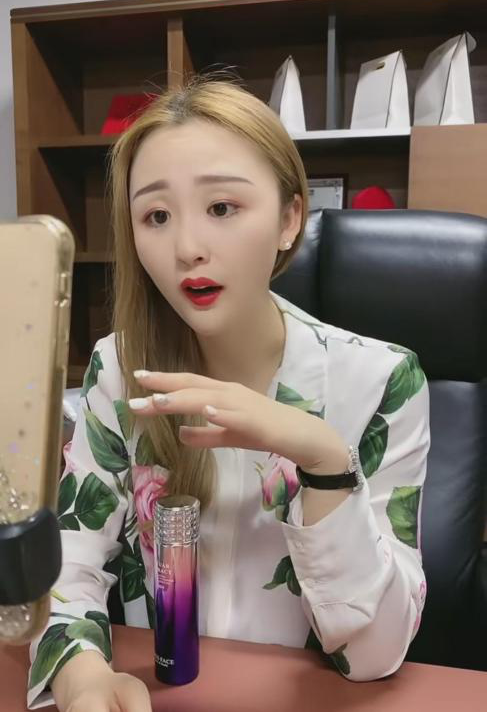 十余年的美妆行业经验,赋予了卓玛切入美妆直播赛道的专业优势和信任