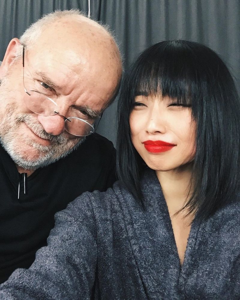 最年轻vogue女主编,满分黑皮,混搭穿衣方式值得一学_腾讯新闻