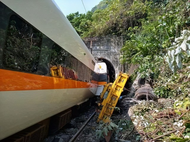 今早突发台湾一列车脱轨已致48人死亡
