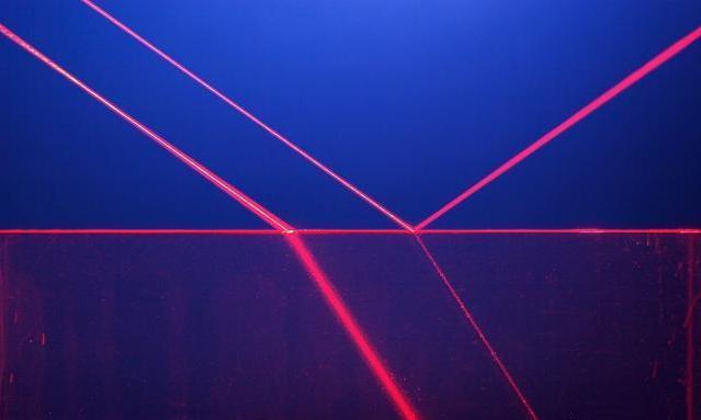 房间内布满完美反射的镜子关灯后房间会不会一直亮着