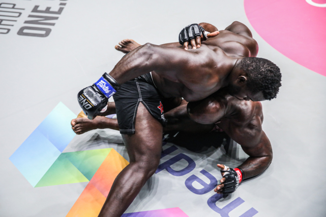 坚不可摧ii",欧玛-凯恩站到喀麦隆肌肉猛男对面后,人们惊讶发现"摔跤