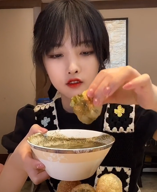 次惑小仙女跟可乐分手后,终于取出鼻子里的假体,颜值重回巅峰时期