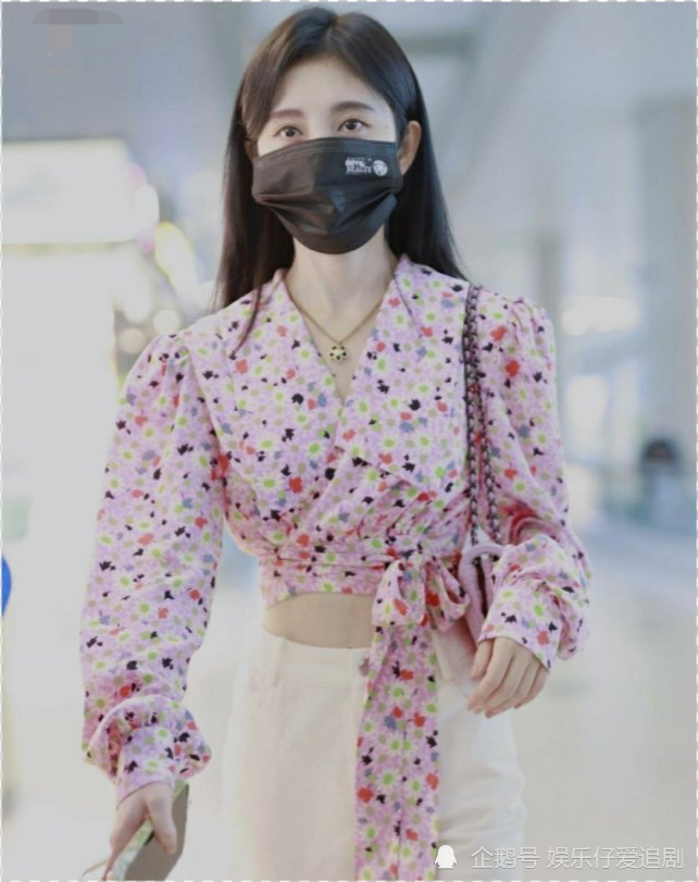 鞠婧祎虞书欣撞衫,一个小细节展现穿搭技巧,鞠婧祎这回赢很大