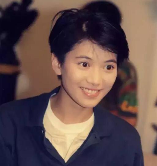 的女明星,很多人因为她的美丽,被她所倾倒,当看到袁咏仪年轻时的照片