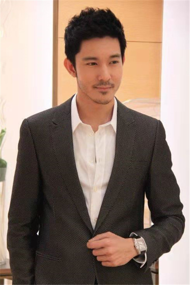 男星立威廉身体出大问题眼睛视网膜剥离需要手术保险却拒赔