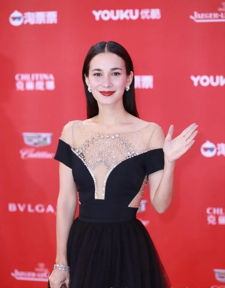 卢靖姗时尚又大胆,深v礼裙拼接透视薄纱,性感身姿遮挡不住_腾讯新闻