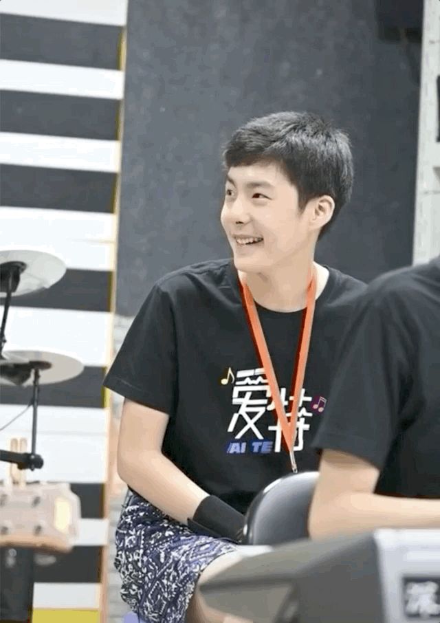 0m还参加了几次乐团的音乐会"进入乐团后,他