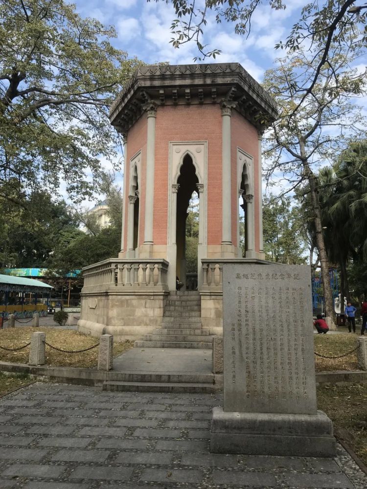 汕头中山公园里一座有90年历史的六角形西洋式凉亭