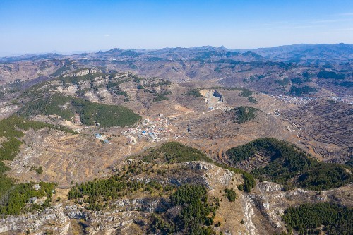 探寻大山深处的济南金刚纂村,盘山公路蜿蜒曲折,村里有两棵古树