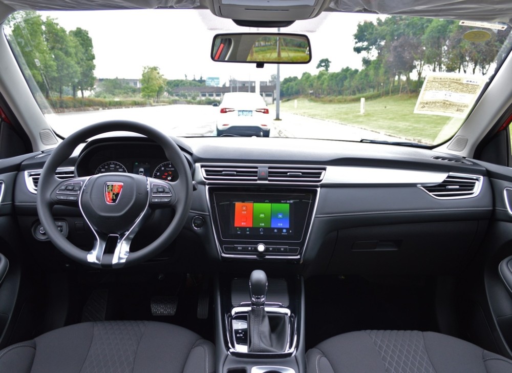 内饰设计一直都是国产车的优势,荣威i5的表现自然也不会差.