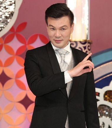 安徽卫视主持人李彬生重病退圈两年罕见晒近况眼睛肿成一道缝