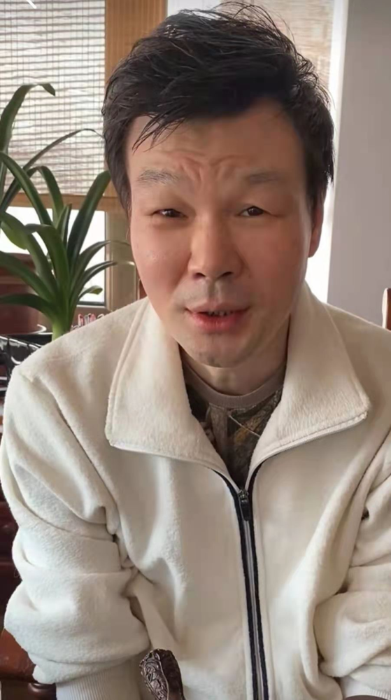 安徽卫视主持人李彬生重病退圈两年罕见晒近况眼睛肿成一道缝