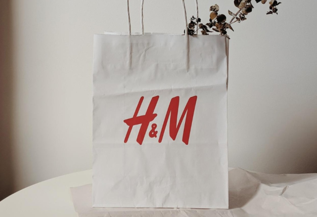 宋茜黄轩解约后hm作死使用错误地图新广告疑内涵中国消费者