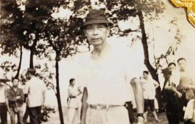 在郑蕴侠长大之后,他没有选择家中祖父和父亲的道路.