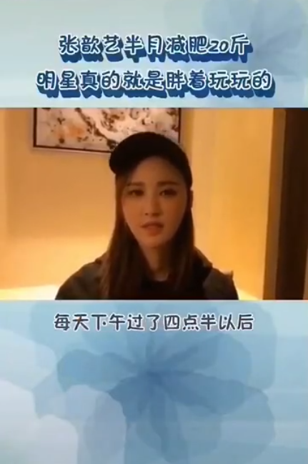 张歆艺和老公穿情侣装走机场脖子上戴金项链老公背女包