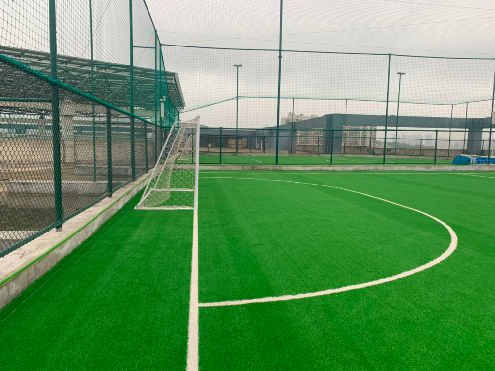 长南枢纽顶楼将建屋顶体育公园目前四块足球场已建设完成