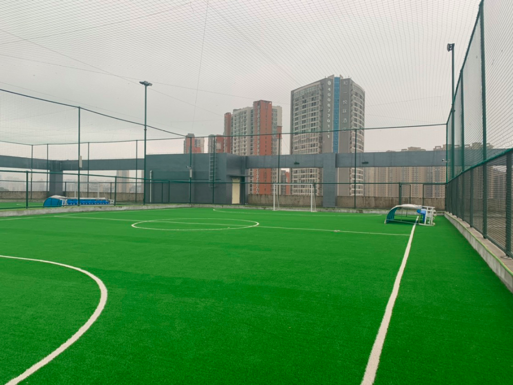 长南枢纽顶楼将建屋顶体育公园目前四块足球场已建设完成