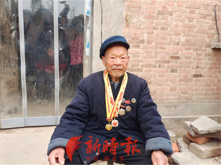 "人民功臣"牌匾用来压粮缸,山东95岁一等功老兵深藏功名72年