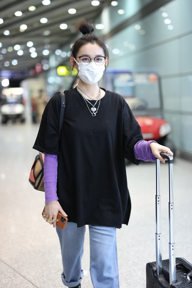 蒋依依果然是年轻人,穿上夏装就出门,头发扎起来可爱得很!