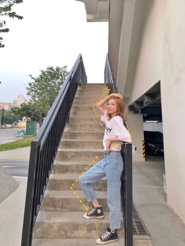 可以让自己站在楼梯的栏杆旁边,然后从栏杆的侧面去从下往上拍,这样