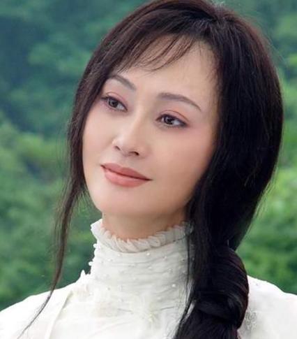 传言刘奕君得罪当时大火的演员大宋佳,因此被雪藏,无戏可拍.