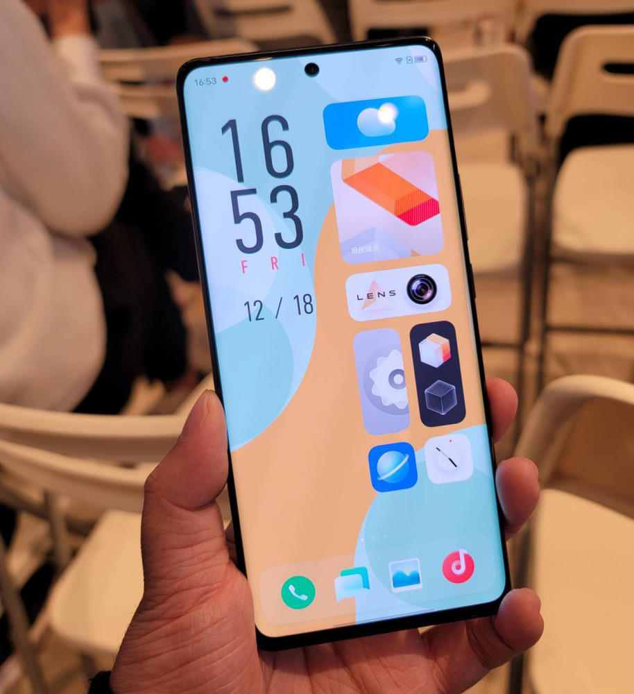 屏幕设计卡在骨头里,但配置,系统并没有,在2021年的年初,vivo推出了新