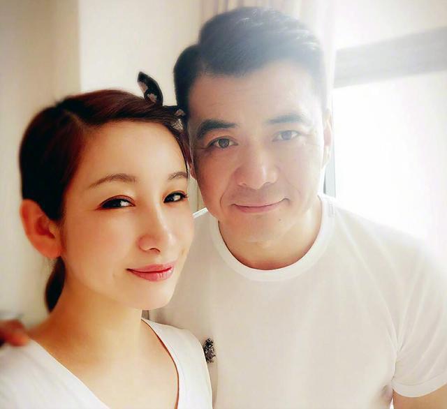 影后秦海璐,嫁二婚丈夫,37岁高龄产子,幸福背后一把辛酸泪