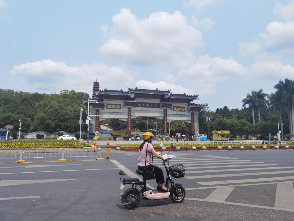 深圳紅花山公園現在擴大了許多漂亮,出地鐵口走5分鐘就到了