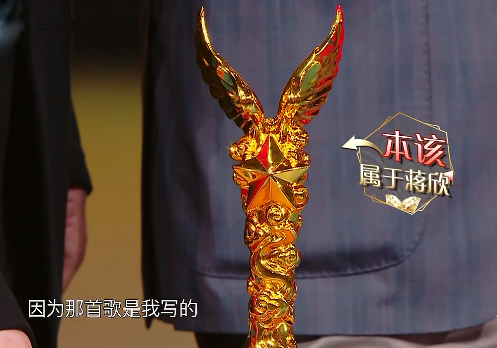 同样的歌唱家,出事的人从露娜直接叫陆娜,奖杯的样子同样和《顶楼》中