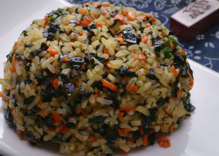 分享一款香油海苔炒饭,适合孩子的代餐主食,解馋好吃,美味营养