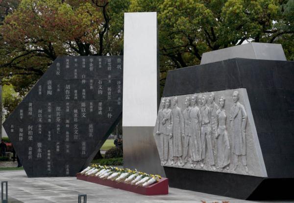4月2日,新落成的复旦大学烈士纪念雕塑.