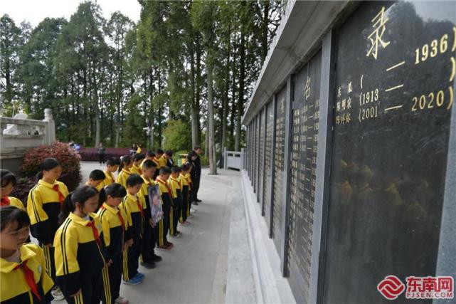 屏南县甘棠中心小学组织少先队员深切缅怀陈祥榕等烈士