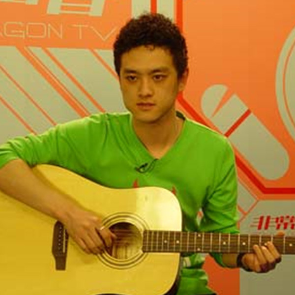 赵英俊,原名赵健,被粉丝和网友们称为潇洒哥,热爱音乐,他在年轻的时候