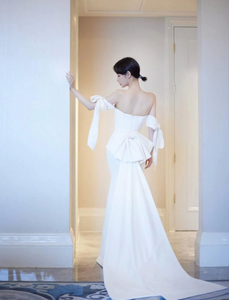 张嘉倪罕见晒性感美照一身金色深v露背连衣裙太自信