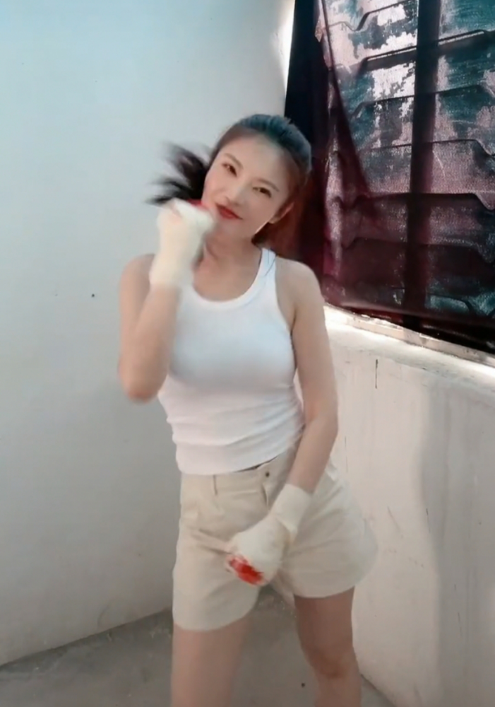 徐冬冬暴瘦后撞脸刘涛穿背心短裤跳热舞意外露出手臂伤痕